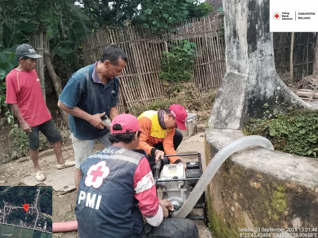 Pengurasan dilakukan dengan menggunakan mesin pompa dan cairan penjernih air. Foto: BPBD Kabupaten Malang