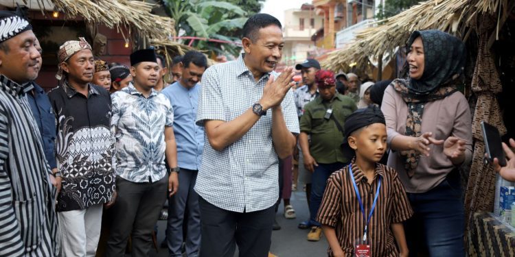 Wali Kota Malang, Wahyu Hidayat saat menghadiri gelaran pawai budaya dan karnaval. (Foto/dok. Prokopim Setda Kota Malang)
