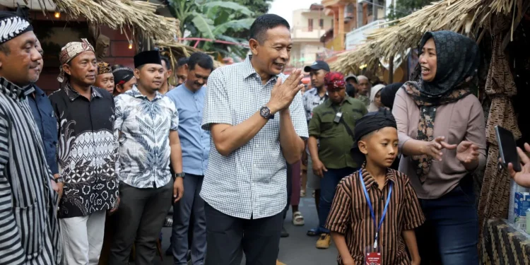 Wali Kota Malang, Wahyu Hidayat saat menghadiri gelaran pawai budaya dan karnaval. (Foto/dok. Prokopim Setda Kota Malang)