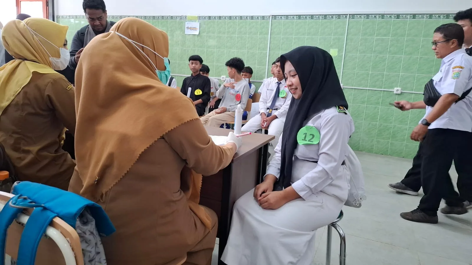 Seorang siswa SR Terintegrasi 47 Malang mengikuti pemeriksaan kesehatan. Foto: Aisyah Nawangsari Putri
