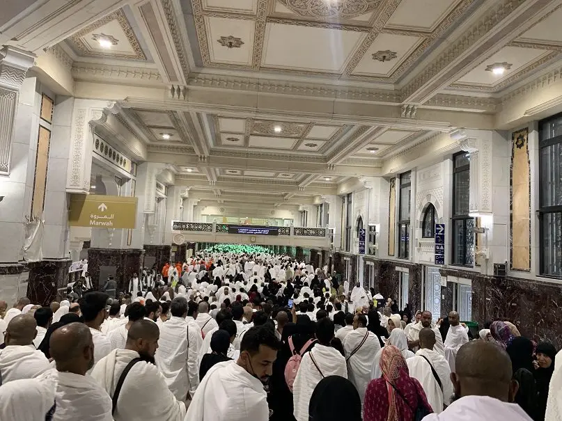 Suasana aktivitas sa’i antara Shafa dan Marwah di kala senja. Aktivitas ini adalah bagian dari rukun wajib dari umrah. Foto: irham thoriq