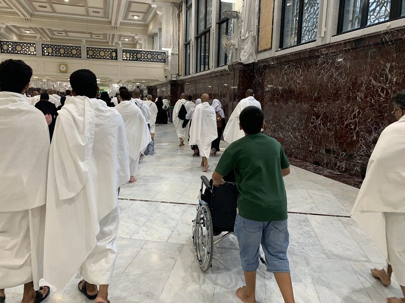 Suasana aktivitas sa’i antara Shafa dan Marwah di kala senja. Aktivitas ini adalah bagian dari rukun wajib dari umrah. Foto: Irham Thoriq
