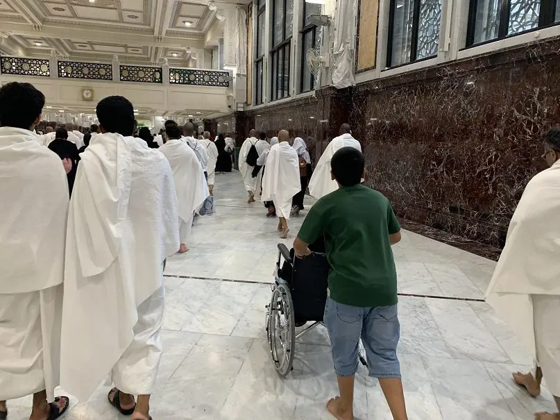 Suasana aktivitas sa’i antara Shafa dan Marwah di kala senja. Aktivitas ini adalah bagian dari rukun wajib dari umrah. Foto: Irham Thoriq