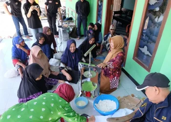 Tim Abdimas UB dan Polinema latih warga di Blitar. Foto/dok