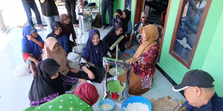 Tim Abdimas UB dan Polinema latih warga di Blitar. Foto/dok