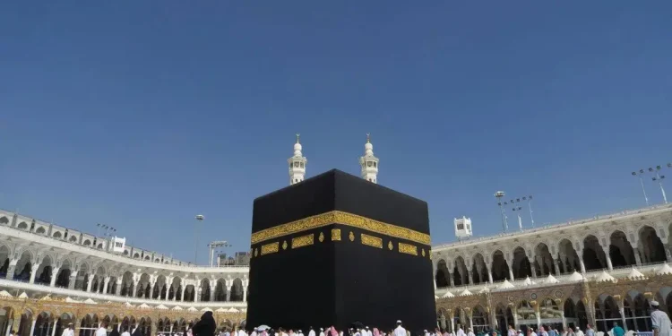 Sejarah ibadah umrah dan keutamaannya bagi umat Islam, serta nilai spiritual di balik pelaksanaan umroh dari masa Nabi Ibrahim hingga Rasulullah SAW. /Foto: Pinterest/Urban Splatter.
