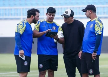 Pelatih Fisik Arema FC, Carlos Airon (nomor dua dari kiri) berdiskusi dengan Tim Pelatih lainnya di sesi latihan tim yang digelar di Stadion Kanjuruhan, Malang. /Foto: Tangkapan layar Instagram @aremafcofficial.