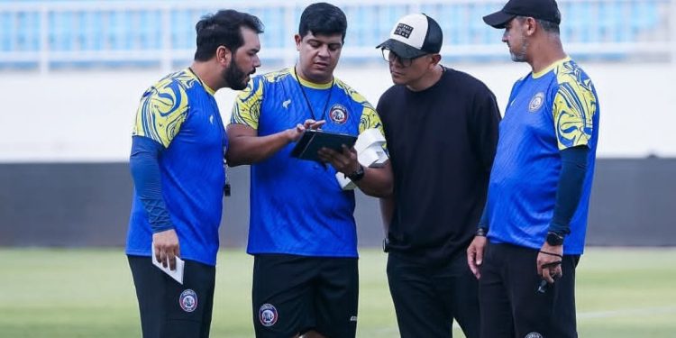 Pelatih Fisik Arema FC, Carlos Airon (nomor dua dari kiri) berdiskusi dengan Tim Pelatih lainnya di sesi latihan tim yang digelar di Stadion Kanjuruhan, Malang. /Foto: Tangkapan layar Instagram @aremafcofficial.