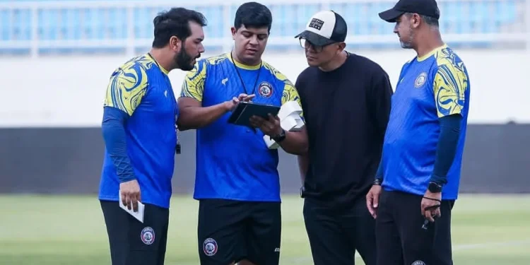 Pelatih Fisik Arema FC, Carlos Airon (nomor dua dari kiri) berdiskusi dengan Tim Pelatih lainnya di sesi latihan tim yang digelar di Stadion Kanjuruhan, Malang. /Foto: Tangkapan layar Instagram @aremafcofficial.