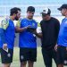 Pelatih Fisik Arema FC, Carlos Airon (nomor dua dari kiri) berdiskusi dengan Tim Pelatih lainnya di sesi latihan tim yang digelar di Stadion Kanjuruhan, Malang. /Foto: Tangkapan layar Instagram @aremafcofficial.