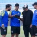 Pelatih Fisik Arema FC, Carlos Airon (nomor dua dari kiri) berdiskusi dengan Tim Pelatih lainnya di sesi latihan tim yang digelar di Stadion Kanjuruhan, Malang. /Foto: Tangkapan layar Instagram @aremafcofficial.