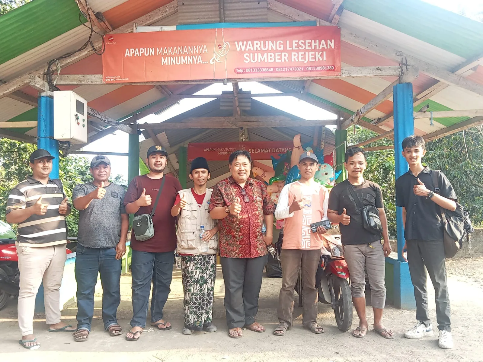 Tim PM-BEM Unikama yang diketuai oleh Dr. Andi Nu Graha, S.E, M.Si (tengah berbaju batik) bersama dengan perwakilan Kelompok Pembudidaya Ikan (POKDAKAN) Molek Jaya dan Kelompok Masyarakat (POKMAS) Anggrungan Maju Bersama (3 orang dari kiri foto). Foto/Rubianto