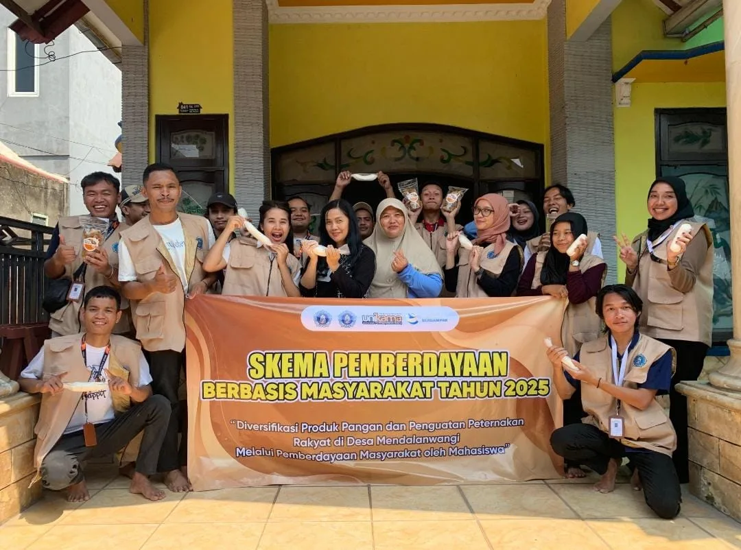 Pose bersama Tim Pengabdian Masyarakat Unikama yang terdiri dari dosen dan juga mahasiswa. /Foto: Dok. Unikama.