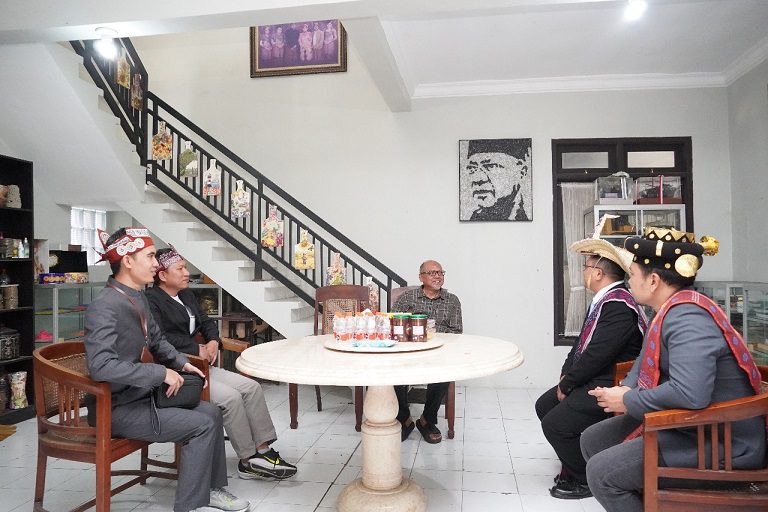 Acara kunjungan Manager PLN Malang, Agung Wibowo, ke mantan Bupati Malang, Rendra Kresna. Foto/dok