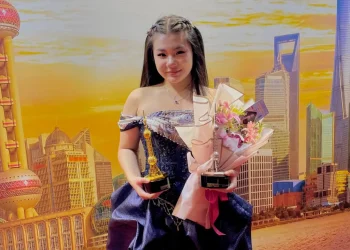 Izabelle Kiara Kurniawan menunjukkan dua penghargaan Gold dan Silver Trophy yang diraihnya dalam ajang Asia Pacific Internasional Art Festival 2025./Foto: Dok. Pribadi for Tugumalang.id.