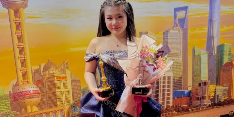 Izabelle Kiara Kurniawan menunjukkan dua penghargaan Gold dan Silver Trophy yang diraihnya dalam ajang Asia Pacific Internasional Art Festival 2025./Foto: Dok. Pribadi for Tugumalang.id.