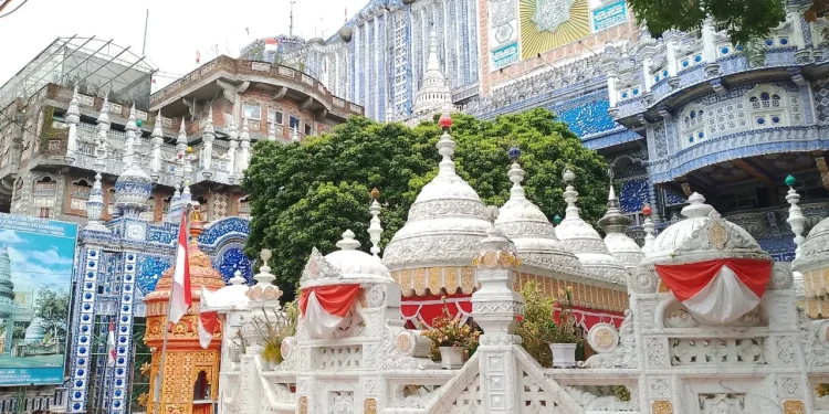 Keindahan arsitektur Masjid Tiban Turen yang penuh kaligrafi, dicetak langsung oleh santri dengan lebih dari 680 motif. Foto/Imas Salisah Goniyah