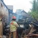 Petugas Damkar Kabupaten Malang melakukan penanggulangan kebakaran di Sumberpucung. Foto: Damkar Kabupaten Malang
