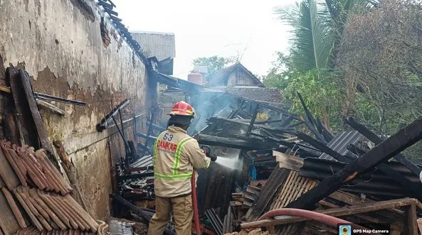 Petugas Damkar Kabupaten Malang melakukan penanggulangan kebakaran di Sumberpucung. Foto: Damkar Kabupaten Malang