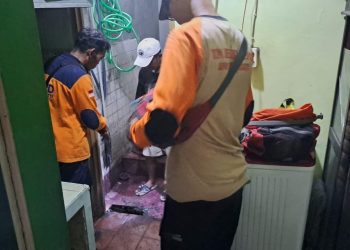 Petugas BPBD Kota Batu saat mengecek lantai rumah warga yang ambles mendadak. Foto: BPBD Kota Batu