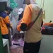 Petugas BPBD Kota Batu saat mengecek lantai rumah warga yang ambles mendadak. Foto: BPBD Kota Batu