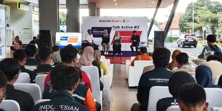 Talk show anti pelecehan seksual di Stasiun Kota Malang. (Foto/M Sholeh)