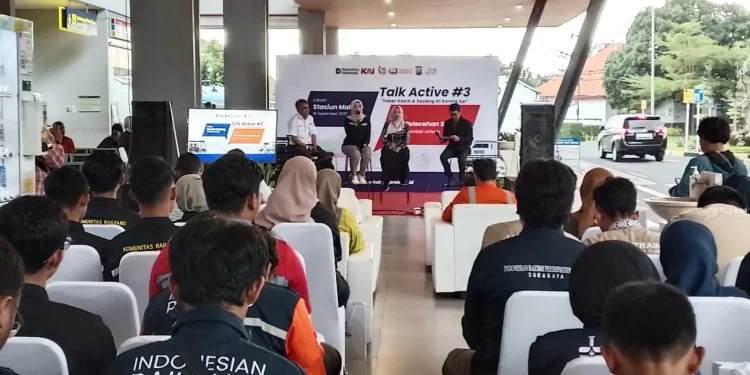 Talk show anti pelecehan seksual di Stasiun Kota Malang. (Foto/M Sholeh)