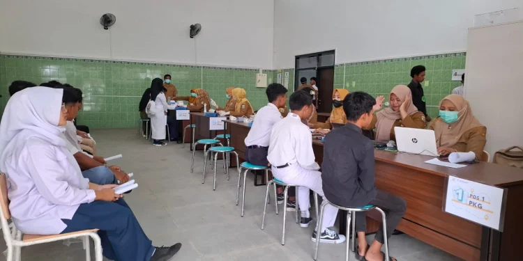 Para siswa SR Terintegrasi 47 Malang mengikuti pemeriksaan kesehatan. Foto: Aisyah Nawangsari Putri