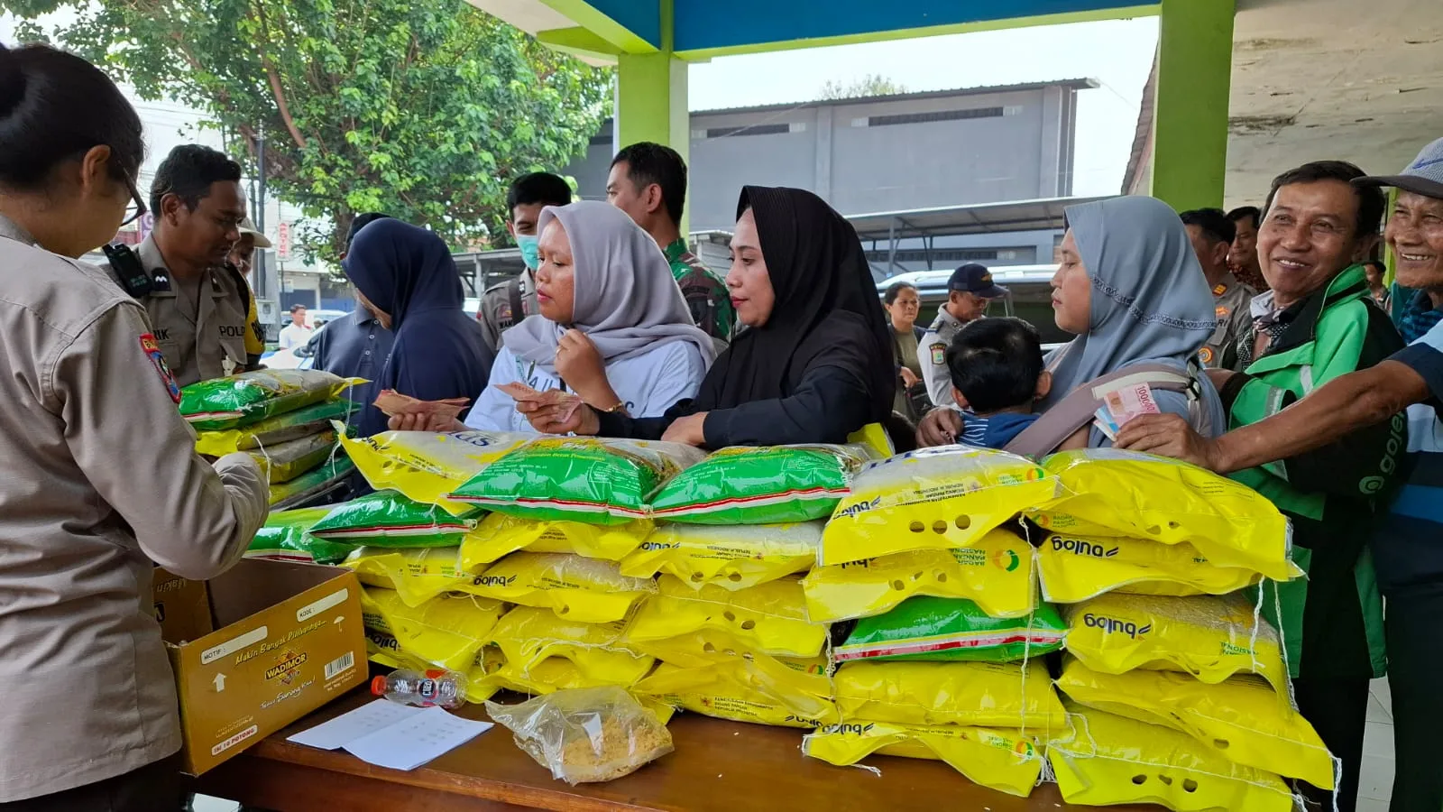 Warga mengantre untuk membeli beras murah di Kecamatan Pakisaji. Foto: Aisyah Nawangsari Putri