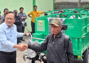 Kepala DTPHP Kabupaten Malang, Avicenna Medisica Saniputera menyerahkan alat angkut roda tiga pada perwakilan gapoktan tembakau. Foto: Aisyah Nawangsari Putri