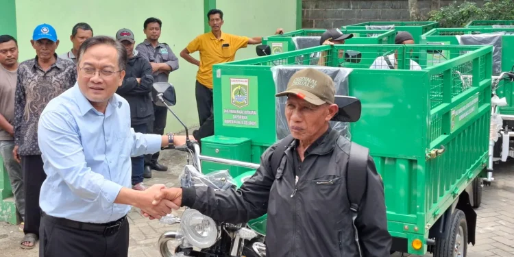 Kepala DTPHP Kabupaten Malang, Avicenna Medisica Saniputera menyerahkan alat angkut roda tiga pada perwakilan gapoktan tembakau. Foto: Aisyah Nawangsari Putri