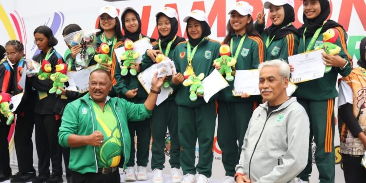 Para atlet Kota Batu yang menyumbang tropi juara di Porprov IX Jatim 2025. Foto: Dok.