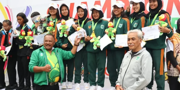 Para atlet Kota Batu yang menyumbang tropi juara di Porprov IX Jatim 2025. Foto: Dok.
