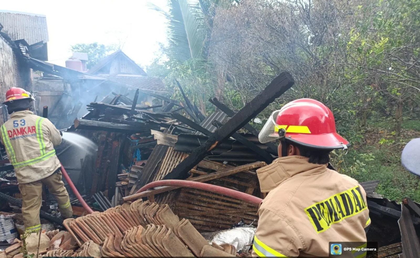 Petugas Damkar Kabupaten Malang melakukan penanggulangan kebakaran di Sumberpucung. Foto: Damkar Kabupaten Malang