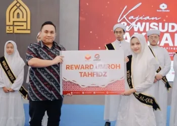 Chatour Travel berikan apresiasi kepada wisudawan tahfidz dengan pemberian program umroh gratis. /Foto: Dok. Chatour Travel.