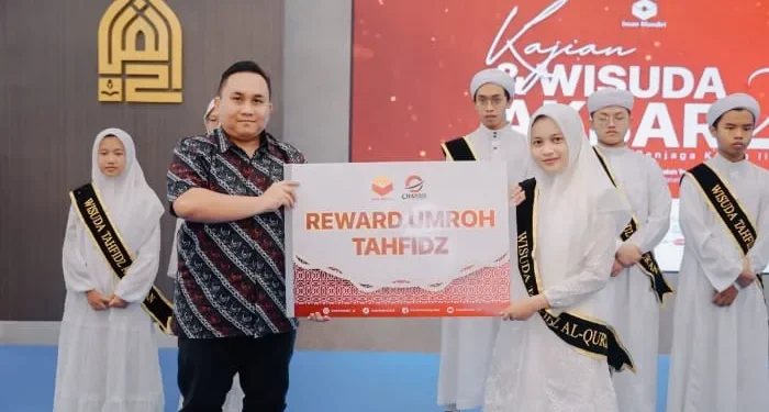 Chatour Travel berikan apresiasi kepada wisudawan tahfidz dengan pemberian program umroh gratis. /Foto: Dok. Chatour Travel.