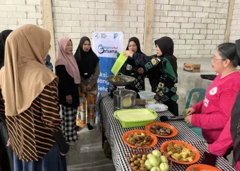 Tim CSR TBIG mengajari warga Kalimantan cara memasak yang sehat dan bergizi. (Foto: dok TBIG)