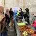 Tim CSR TBIG mengajari warga Kalimantan cara memasak yang sehat dan bergizi. (Foto: dok TBIG)