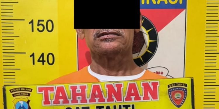 Tersangka AR ditangkap karena diduga mencabuli anak usia 8 tahun. Foto: Polres Malang