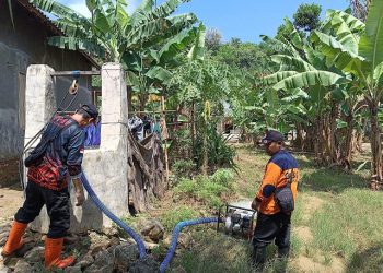 Petugas BPBD Kabupaten Malang menguras sumur warga Sitiarjo yang terdampak banjir. Foto: BPBD Kabupaten Malang