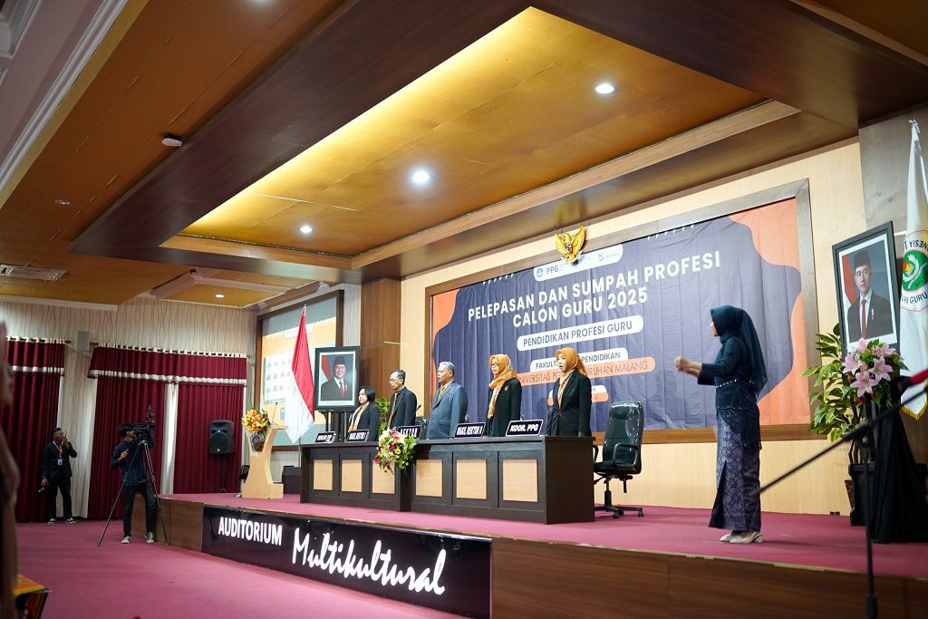 Pelepasan dan sumpah profesi calon guru Fakultas Ilmu Pendidikan Unikama. (Foto/M Sholeh)