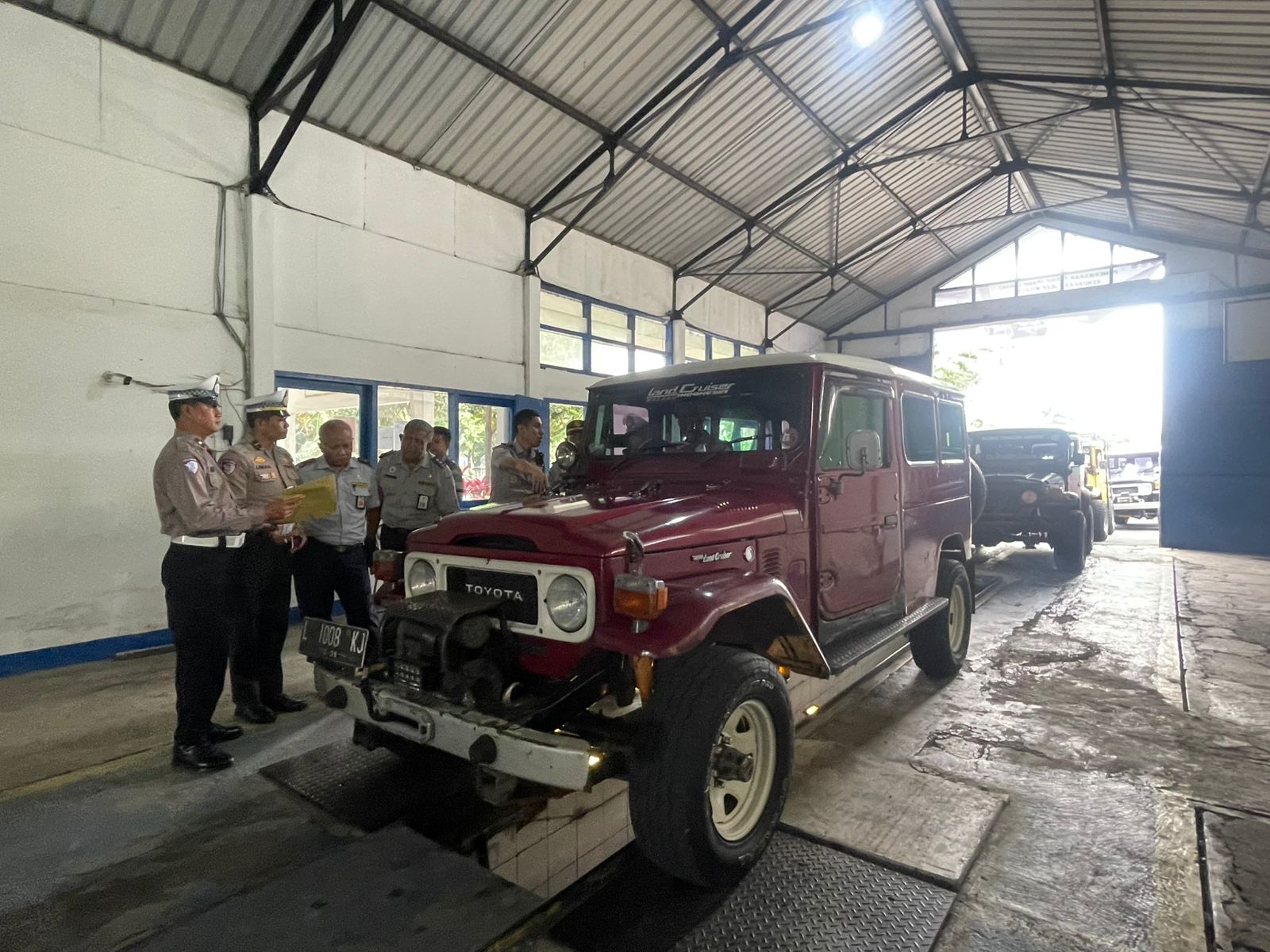 Sebanyak 75 jeep wisata Bromo menjalani ramp check. Foto: Polres Malang