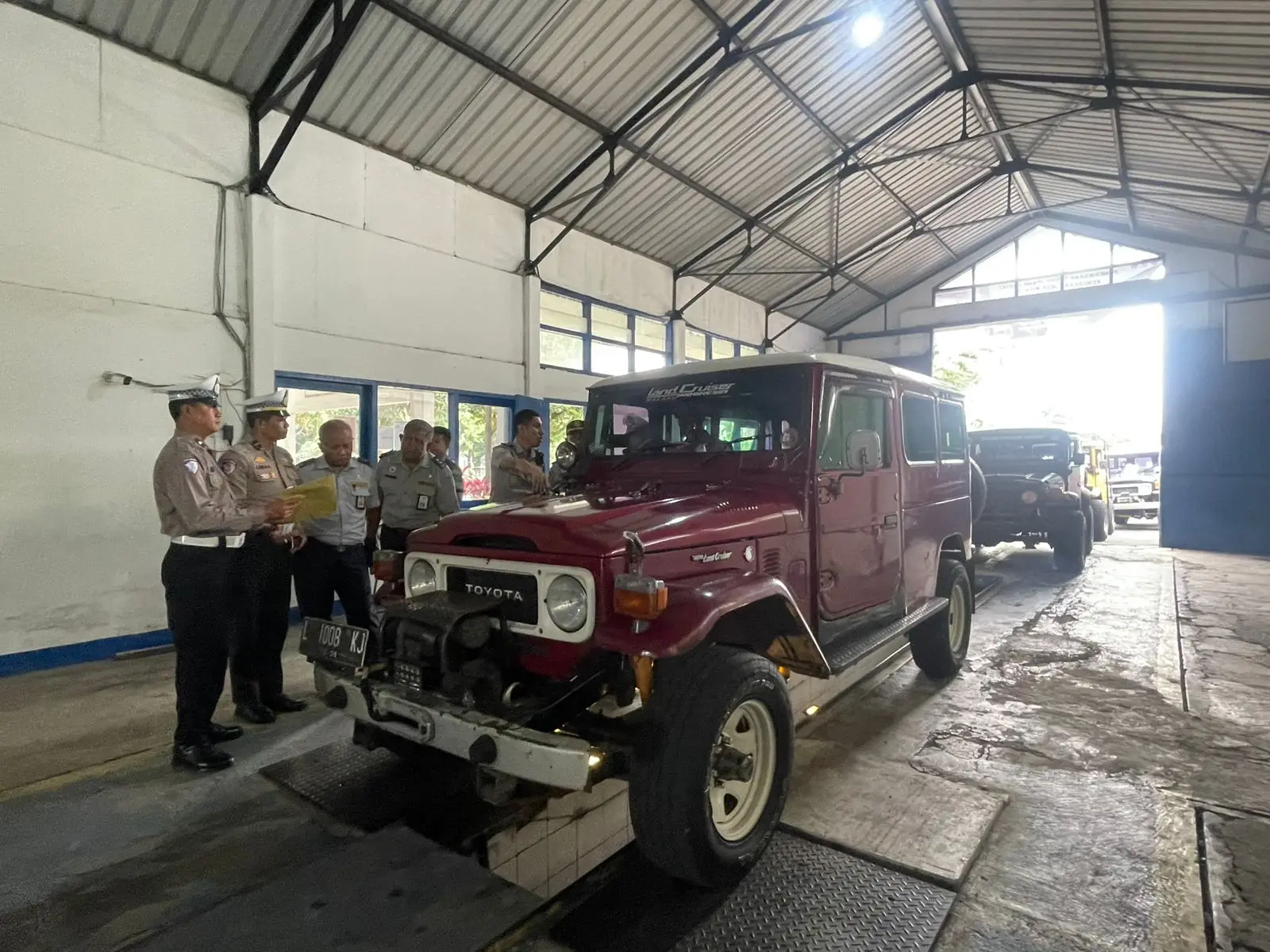 Sebanyak 75 jeep wisata Bromo menjalani ramp check. Foto: Polres Malang