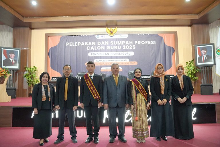 Pelepasan dan sumpah profesi calon guru Fakultas Ilmu Pendidikan Unikama. (Foto/M Sholeh)