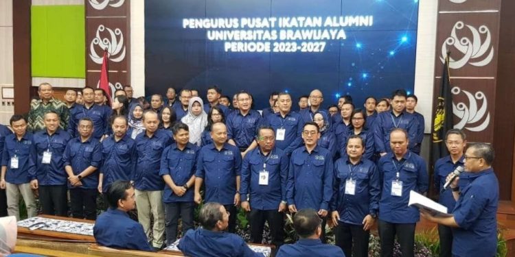 Ikatan Alumni UB saat memberikan pernyataan resmi serukan aksi demokrasi tanpa kekerasan. Foto: Azmy