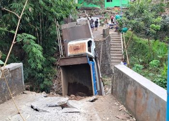 Truk muatan pasir masih berada di ataa jembatan saat Jembatan Wadung ambrol. Foto: Aisyah Nawangsari Putri