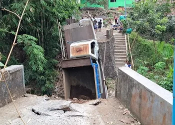Truk muatan pasir masih berada di ataa jembatan saat Jembatan Wadung ambrol. Foto: Aisyah Nawangsari Putri