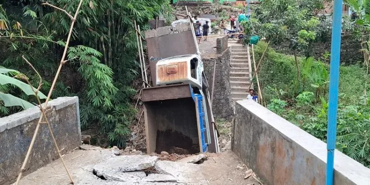 Truk muatan pasir masih berada di ataa jembatan saat Jembatan Wadung ambrol. Foto: Aisyah Nawangsari Putri