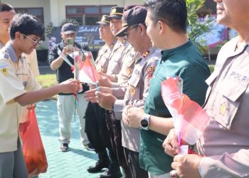 Aksi bagi-bagi bunga dan jeruk anak-anak sekolah MAN di Polres Batu. Foto: Azmy