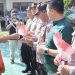 Aksi bagi-bagi bunga dan jeruk anak-anak sekolah MAN di Polres Batu. Foto: Azmy